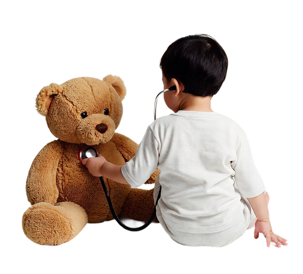 Doctora con niña en consulta